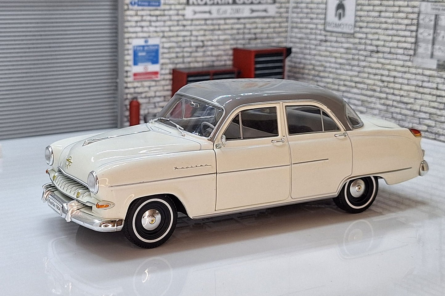 Opel Kapitan 1954 - White 1:24 Scale IXO