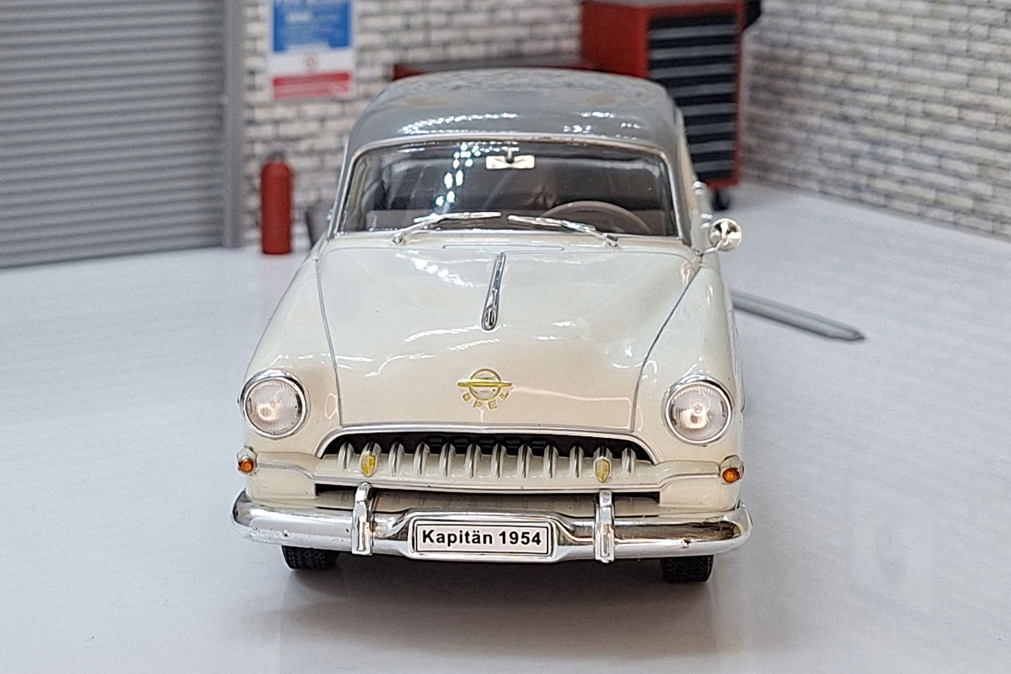 Opel Kapitan 1954 - White 1:24 Scale IXO