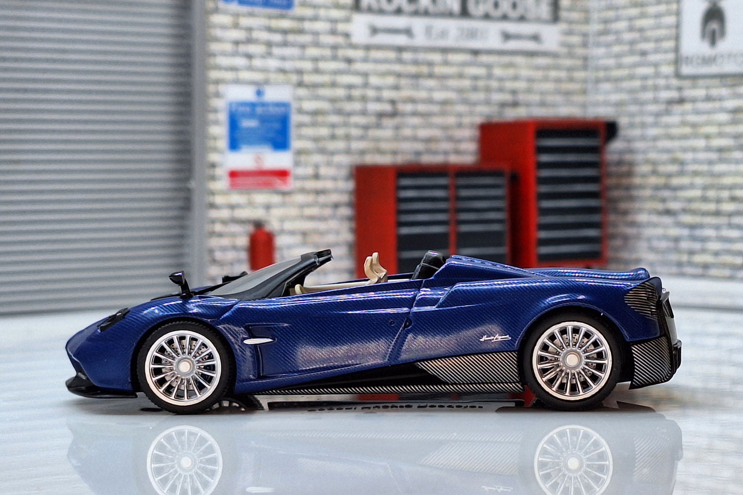 Pagani Huayra Roadster 201 Cased 1:43 Scale Supercar