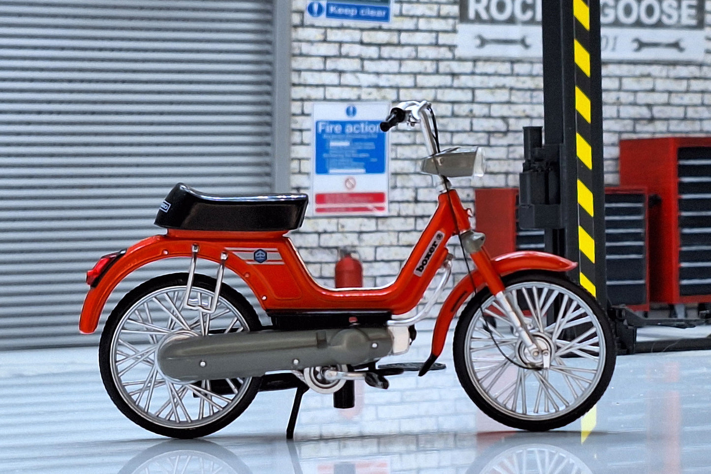 Piaggio Boxer 2 1:18 Scale Moped