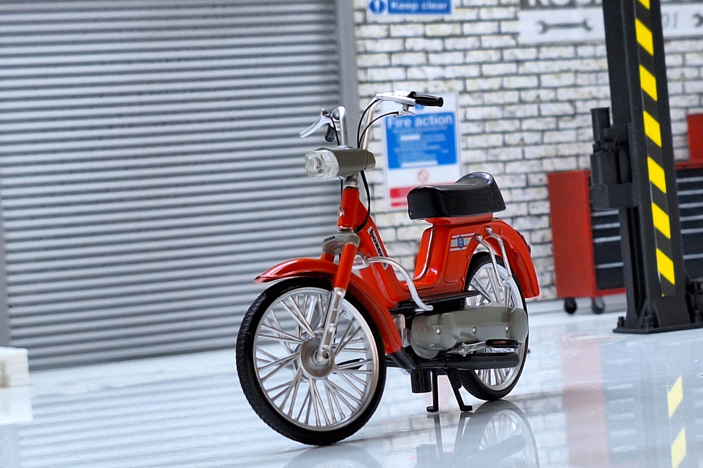 Piaggio Boxer 2 1:18 Scale Moped