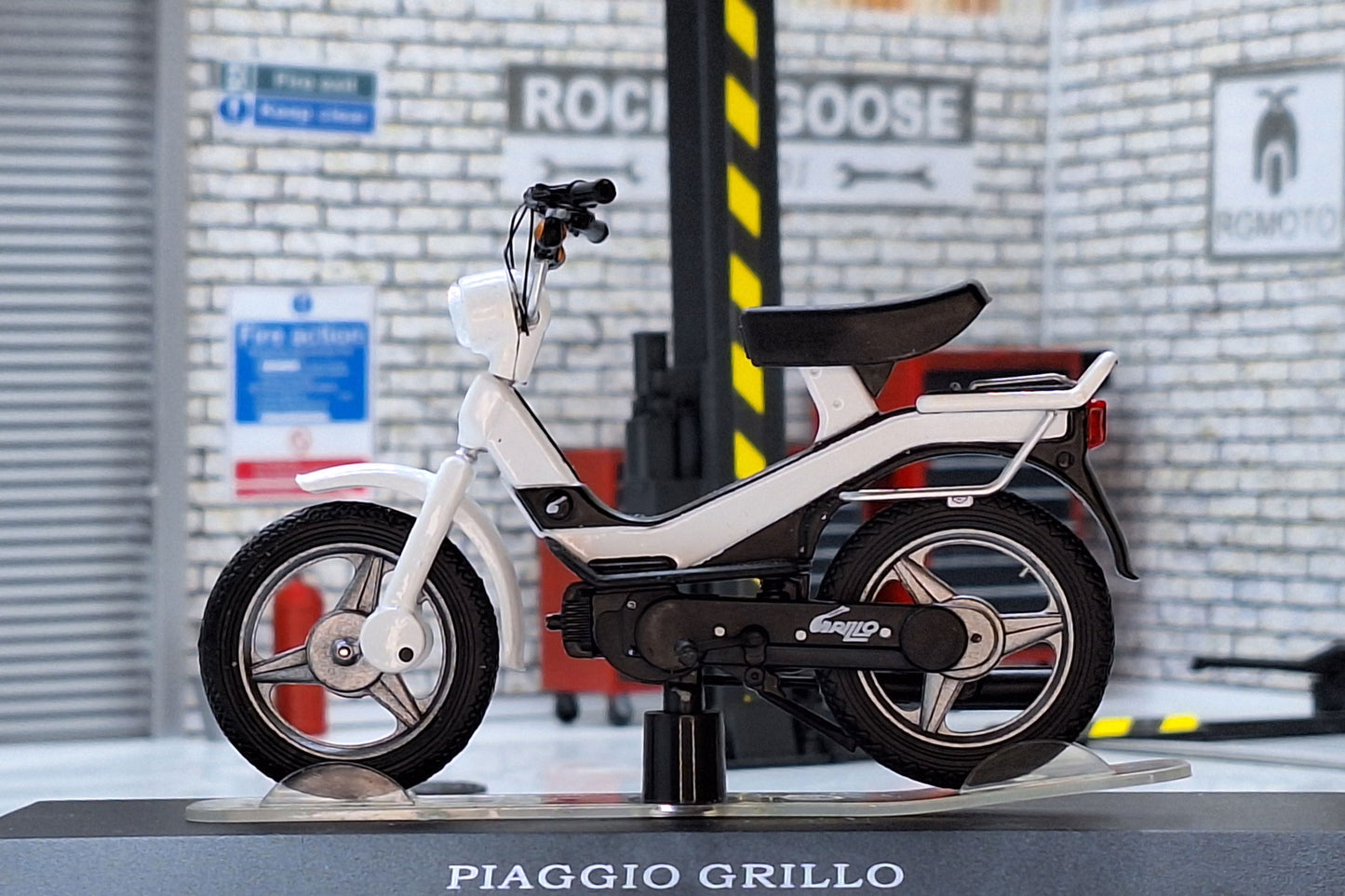 Piaggio Grillo 1:18 Scale Moped