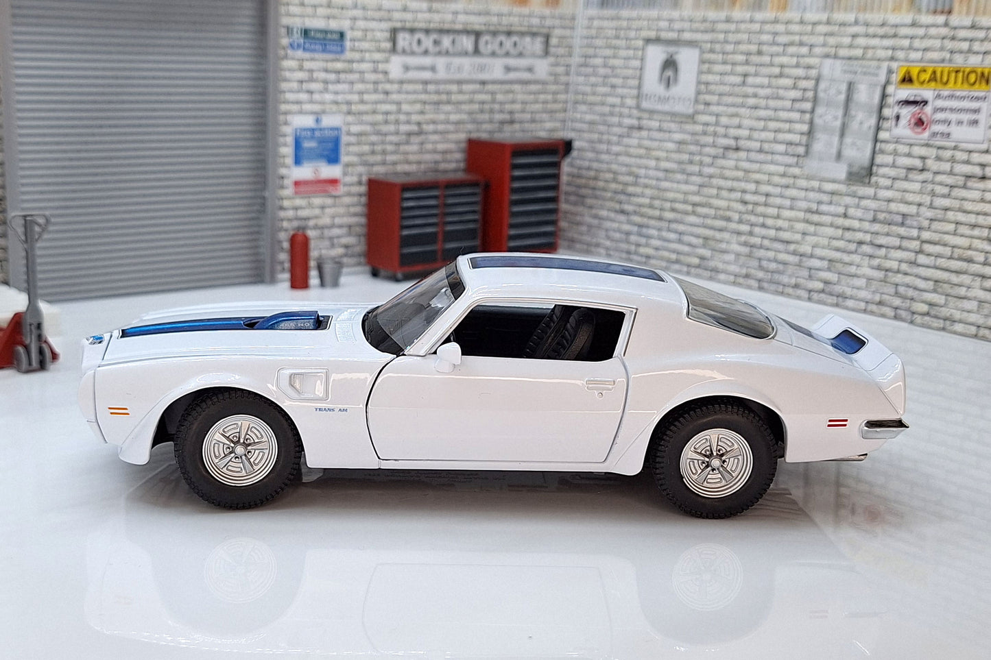 Pontiac Firebird Trans Am 1970 - White 1:24 Scale Car