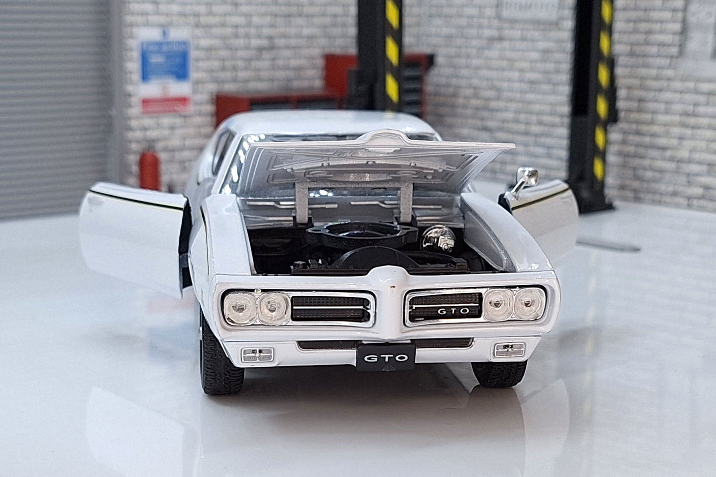 Pontiac GTO 'The Judge' 1969 - White 1:24 Scale Car