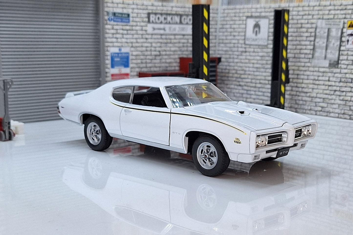 Pontiac GTO 'The Judge' 1969 - White 1:24 Scale Car