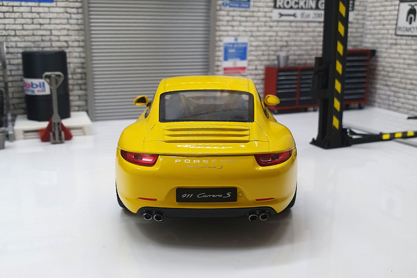 Porsche 911 Carrera S (991) - Yellow  1:24 Scale