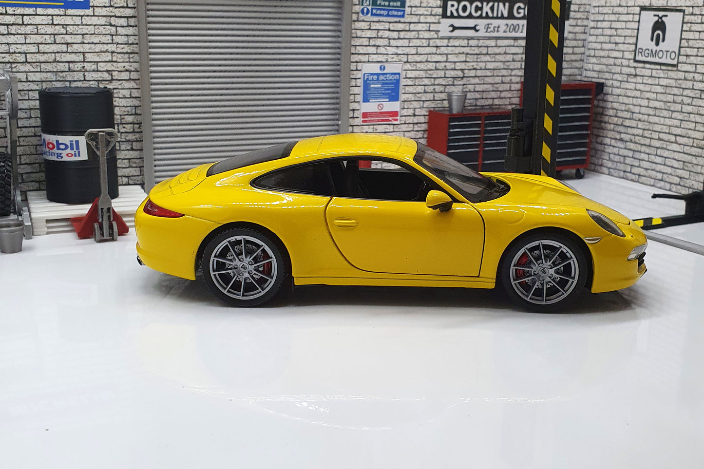 Porsche 911 Carrera S (991) - Yellow  1:24 Scale