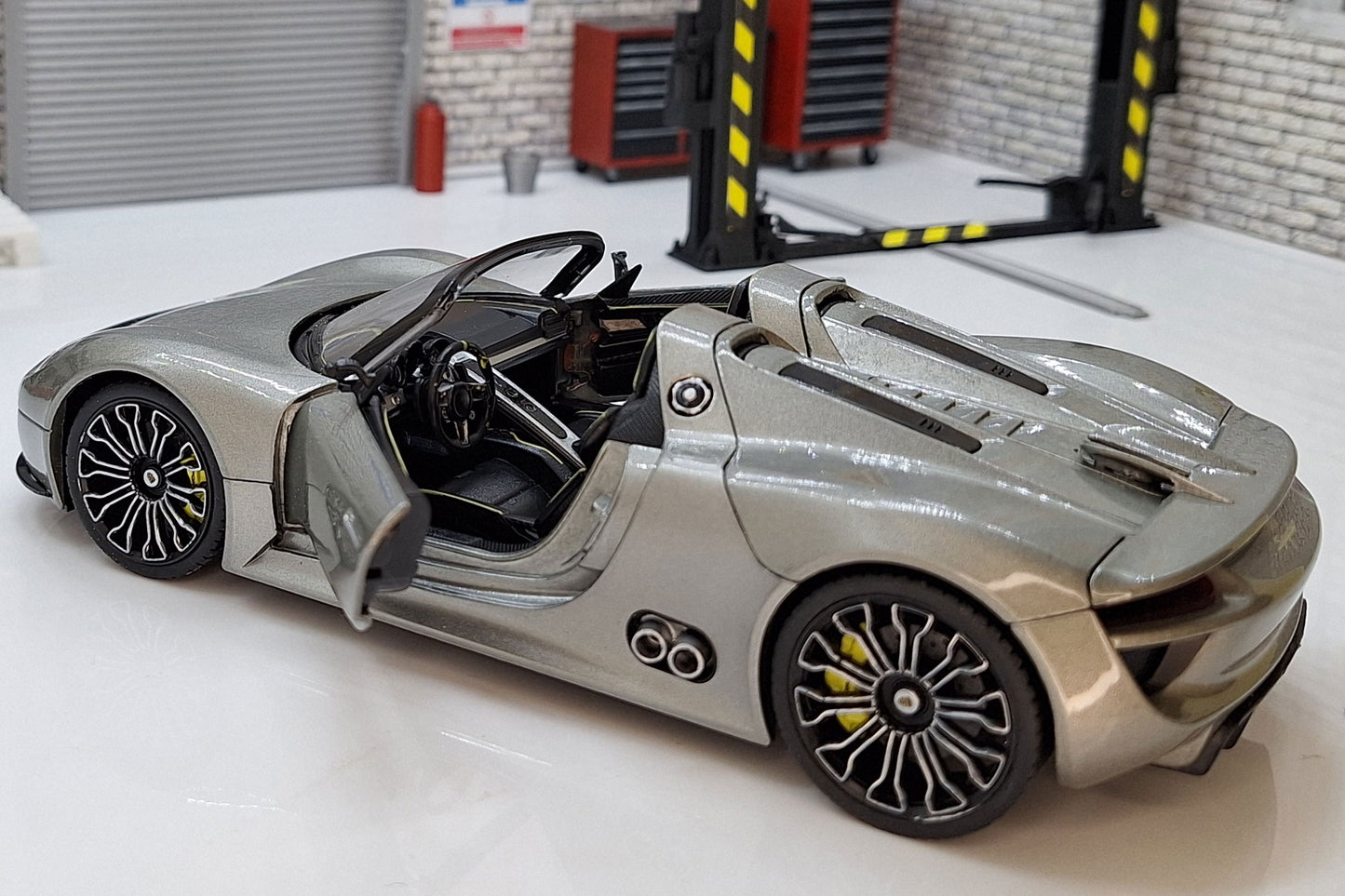 Porsche 918 Spyder - Metalic Grey 1:24 Scale Car Model