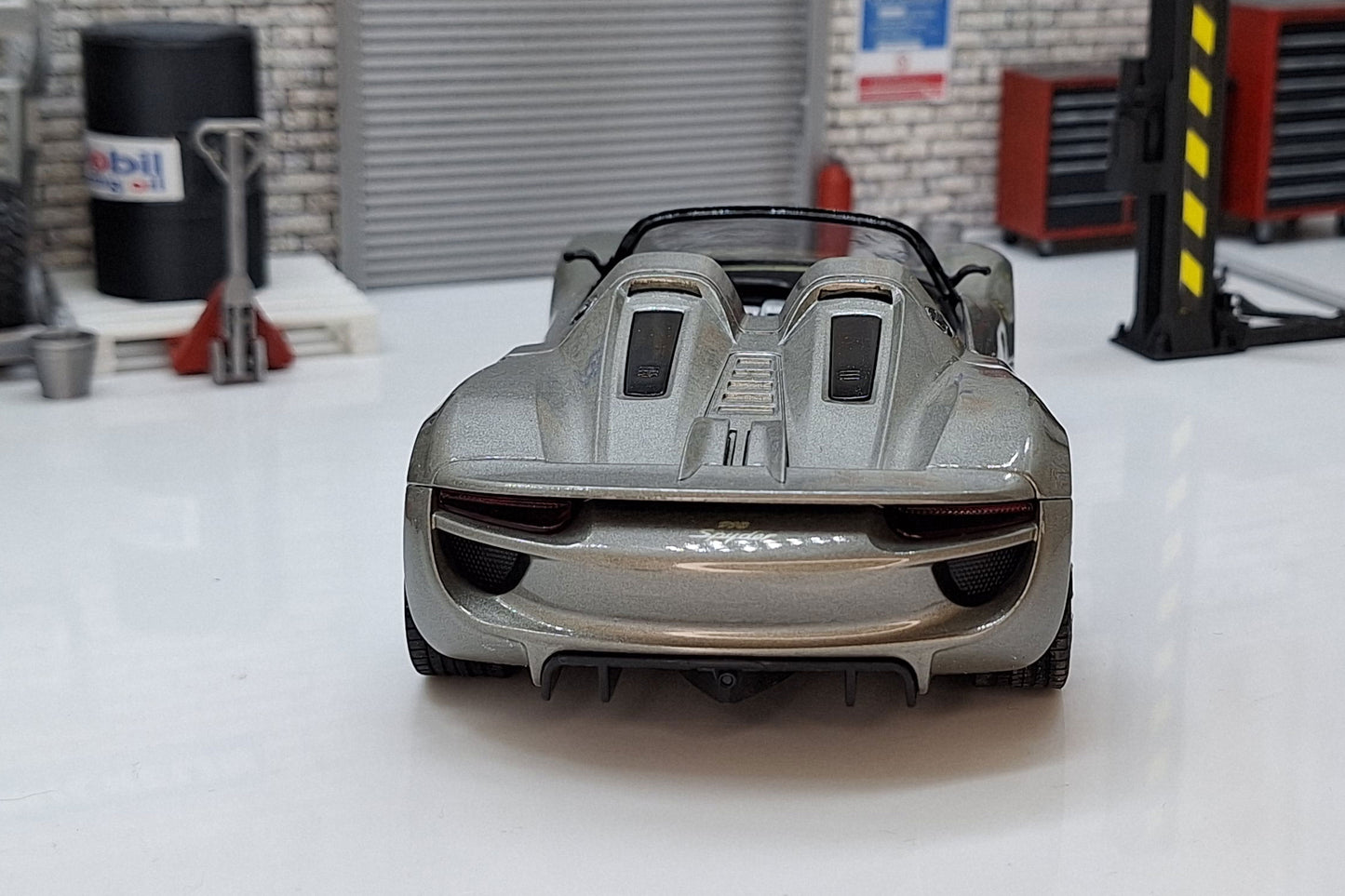 Porsche 918 Spyder - Metalic Grey 1:24 Scale Car Model