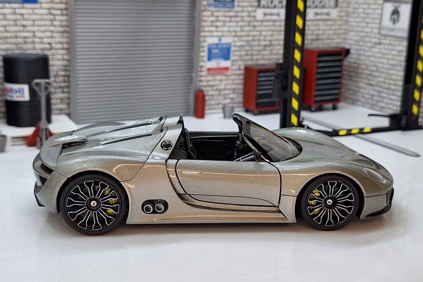 Porsche 918 Spyder - Metalic Grey 1:24 Scale Car Model