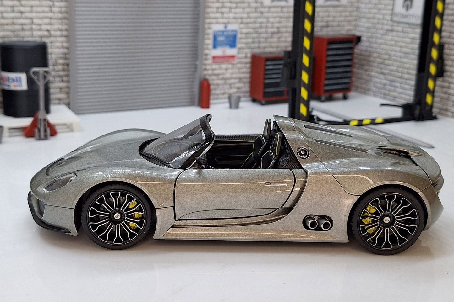 Porsche 918 Spyder - Metalic Grey 1:24 Scale Car Model