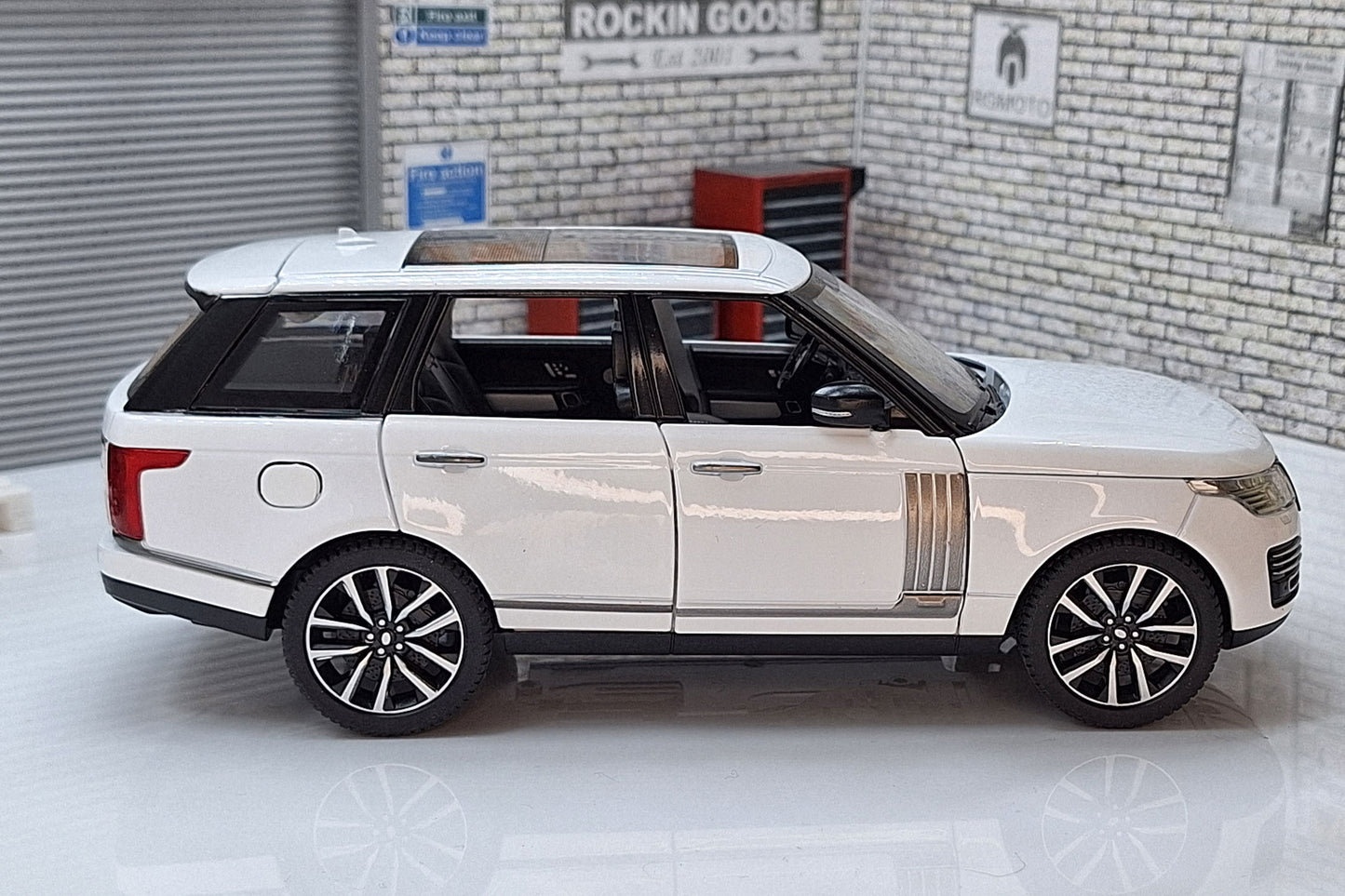 Range Rover 50th Anniversary Version White 1:24 Scale Car Model with Sounds & Light