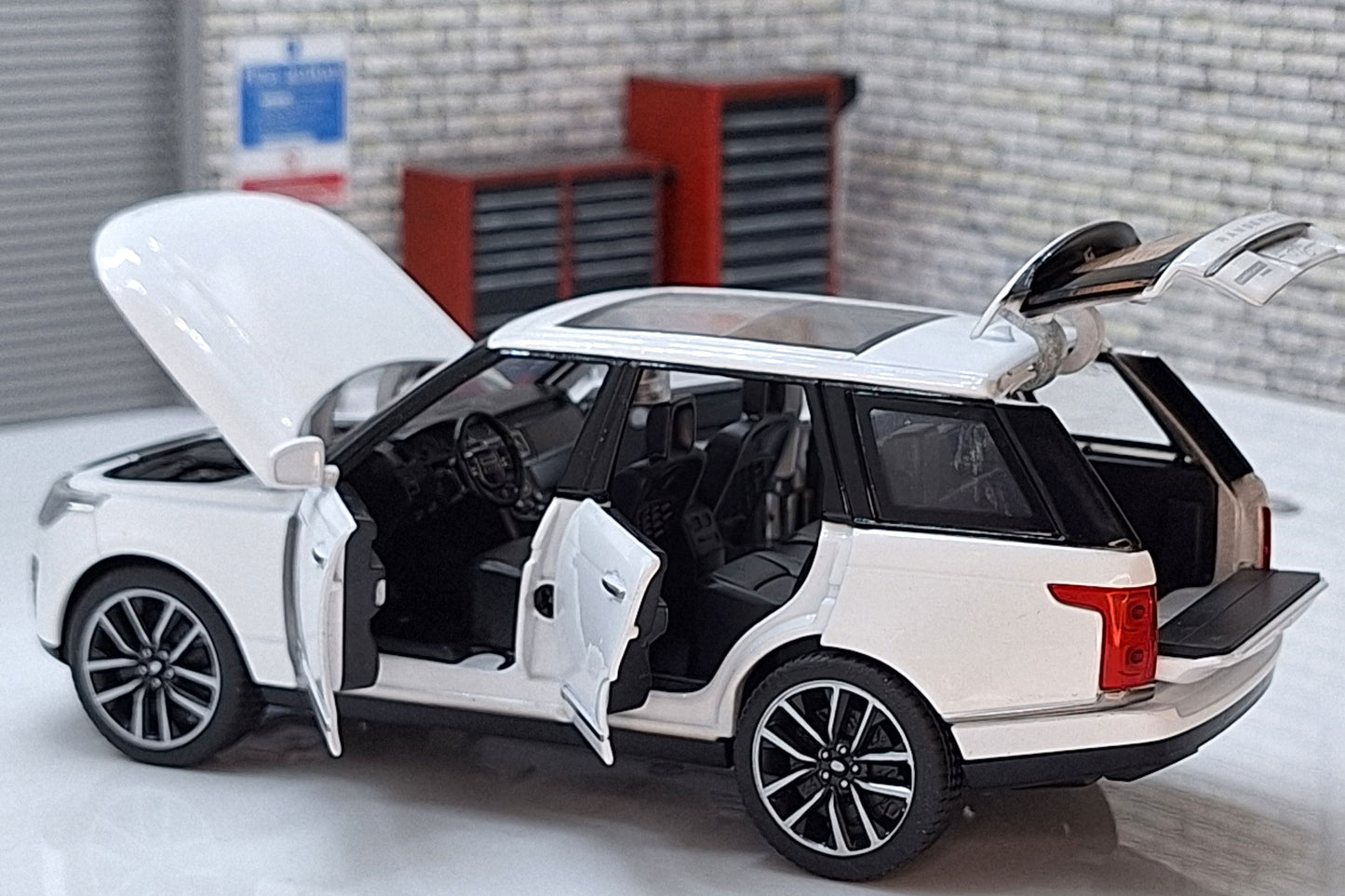 Range Rover 50th Anniversary Version White 1:32 Scale Car Model with Sounds & Light