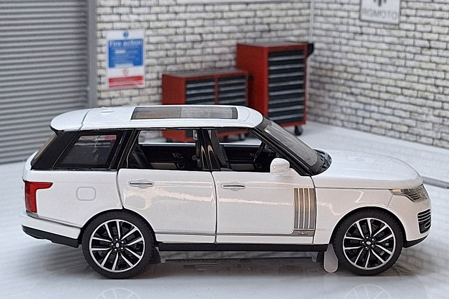 Range Rover 50th Anniversary Version White 1:32 Scale Car Model with Sounds & Light