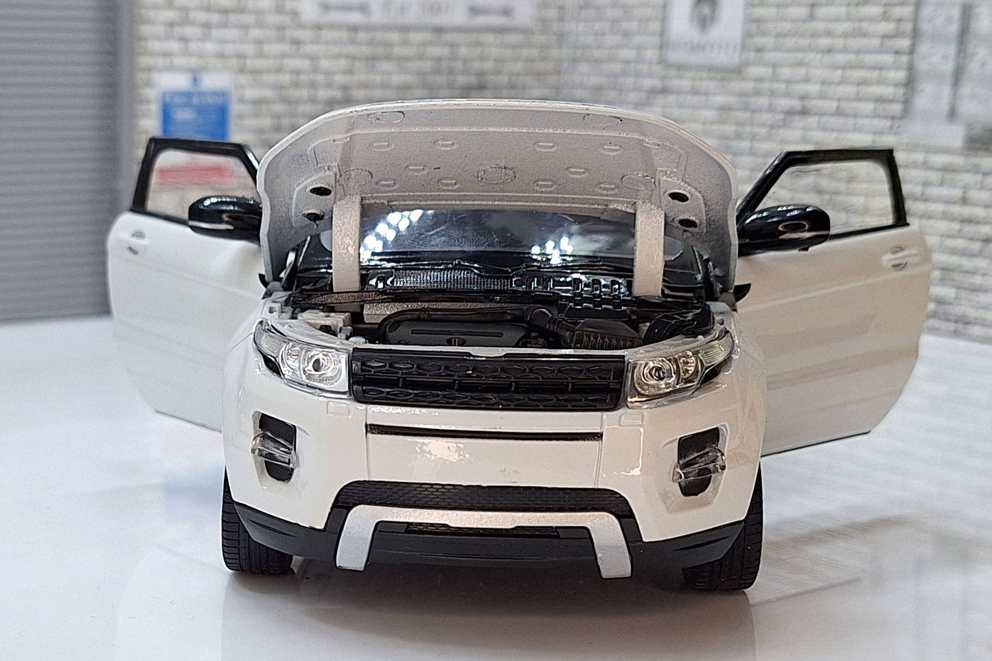 Range Rover Evoque - White 1:24 Scale Car Model