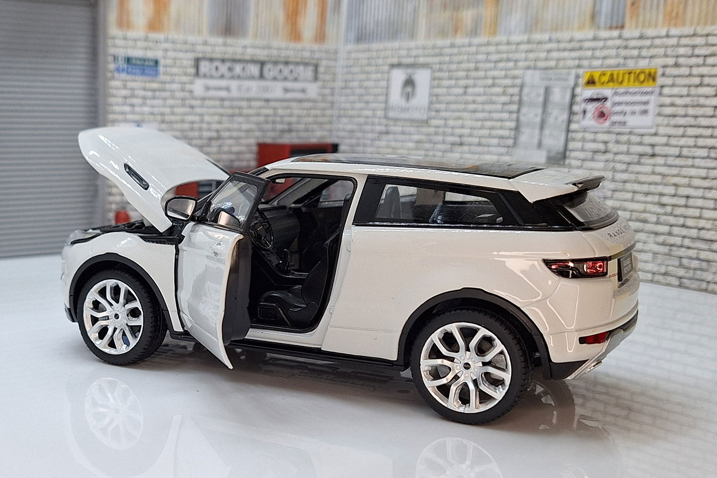 Range Rover Evoque - White 1:24 Scale Car Model