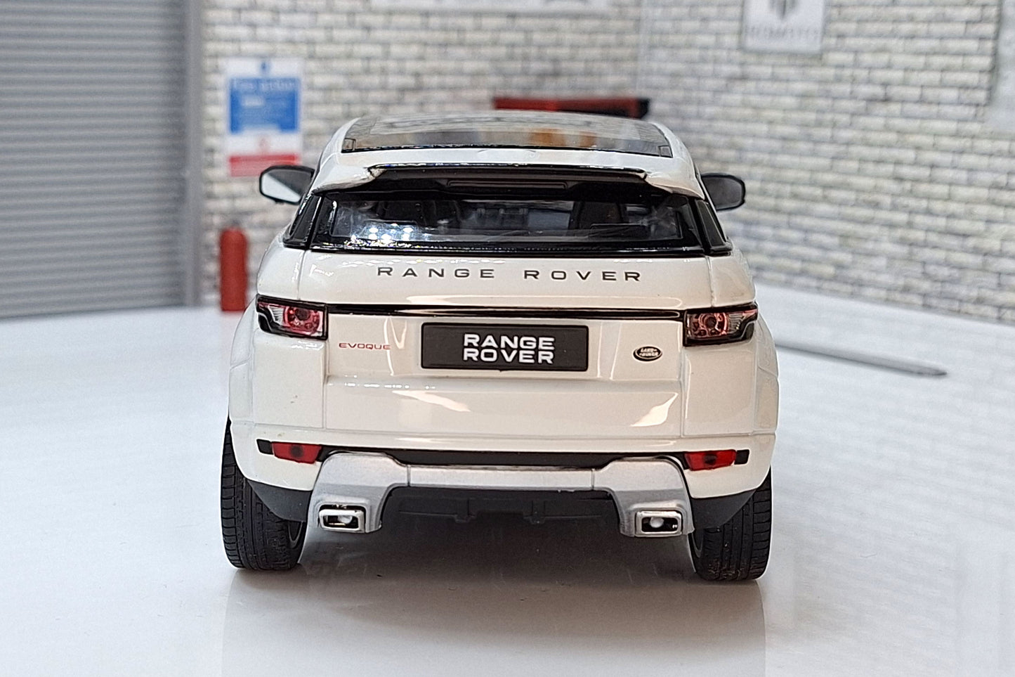 Range Rover Evoque - White 1:24 Scale Car Model