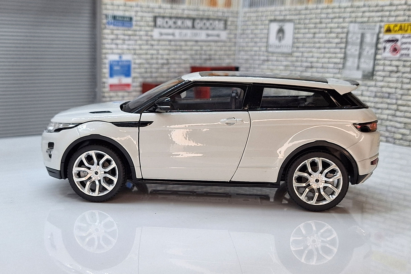 Range Rover Evoque - White 1:24 Scale Car Model