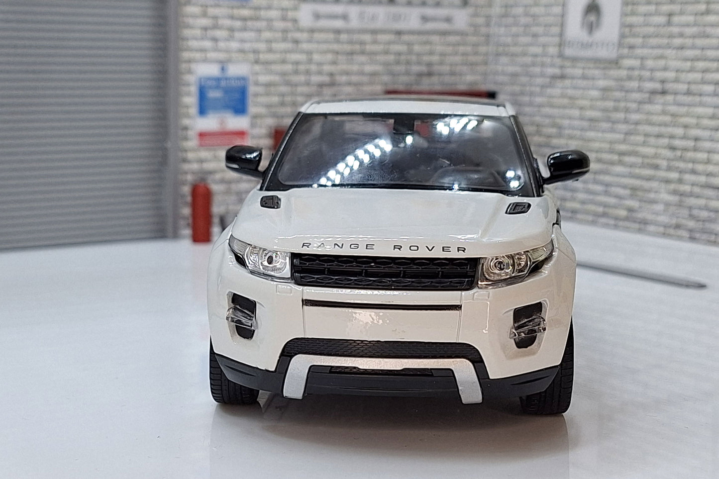 Range Rover Evoque - White 1:24 Scale Car Model