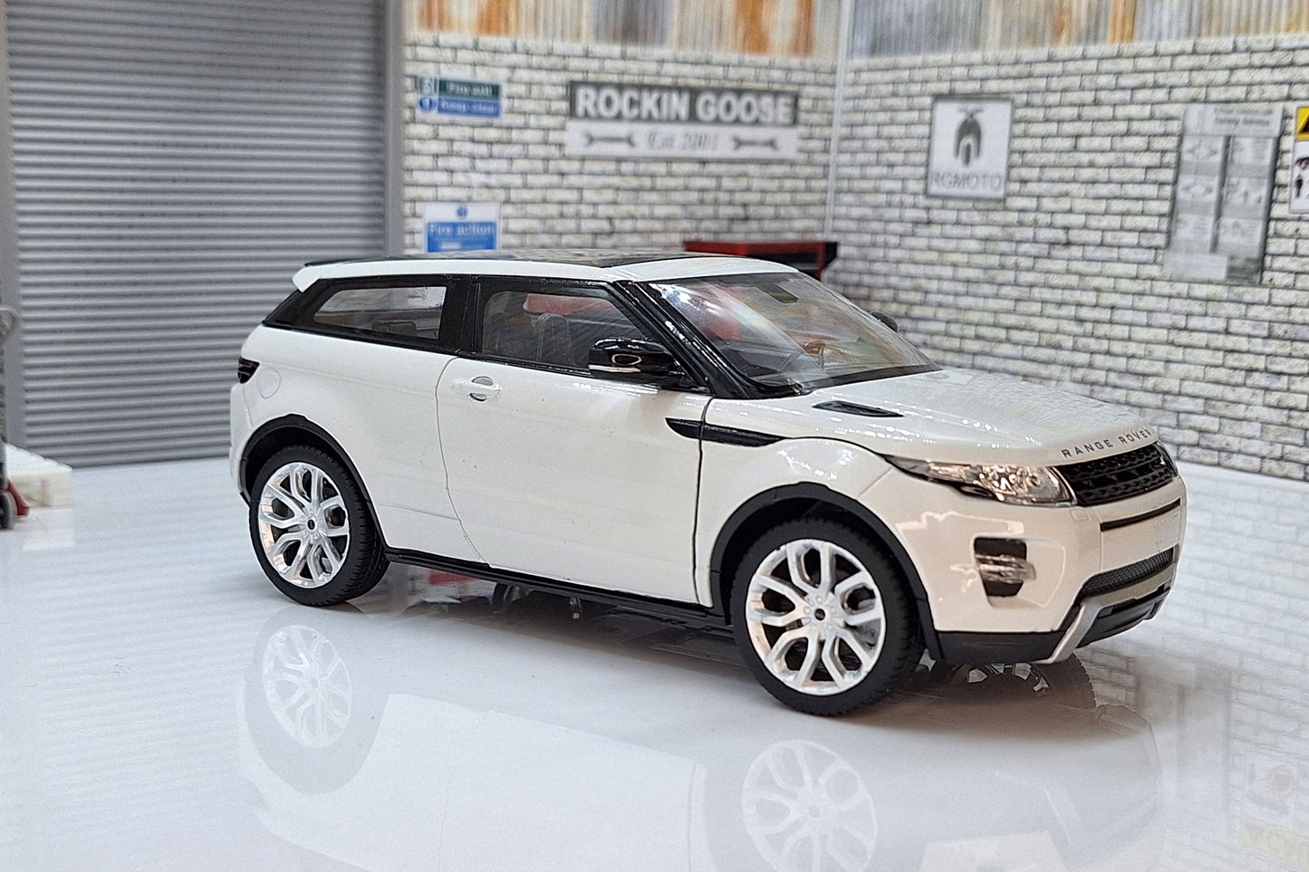 Range Rover Evoque - White 1:24 Scale Car Model