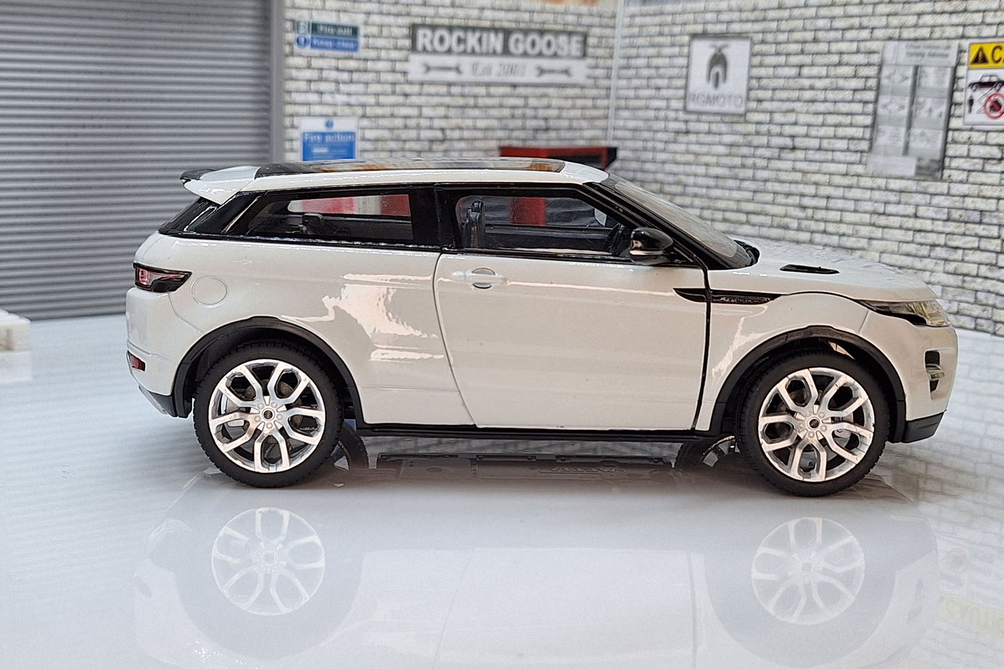 Range Rover Evoque - White 1:24 Scale Car Model