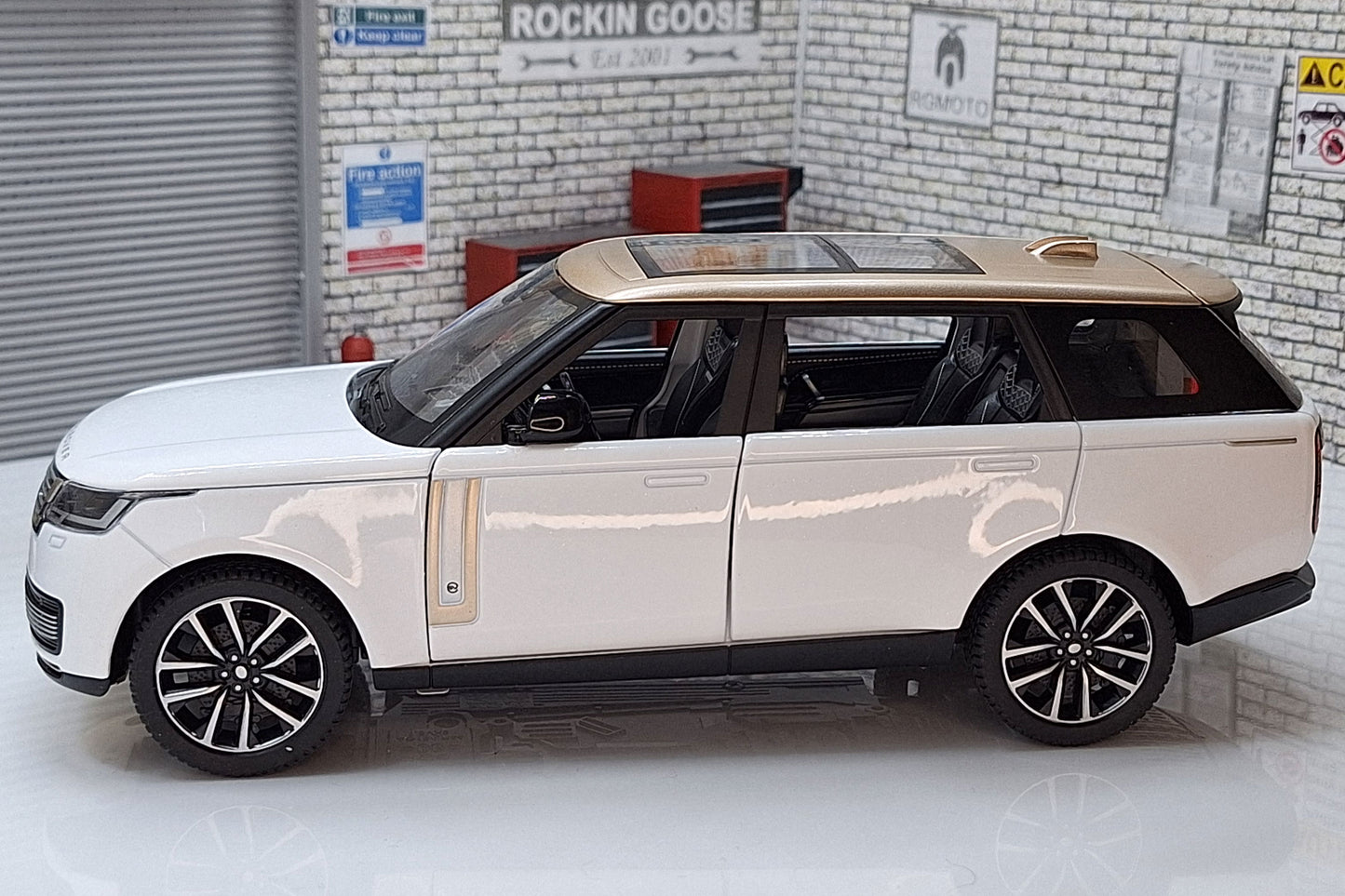 Range Rover SV (Special Vehicles) White Gold 1:24 Scale Car Model with Sounds & Light