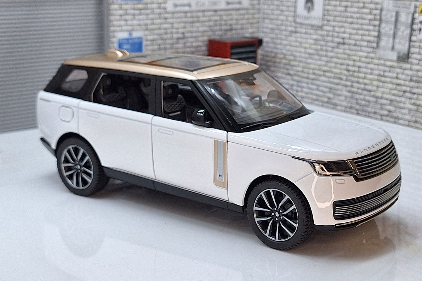 Range Rover SV (Special Vehicles) White Gold 1:24 Scale Car Model with Sounds & Light