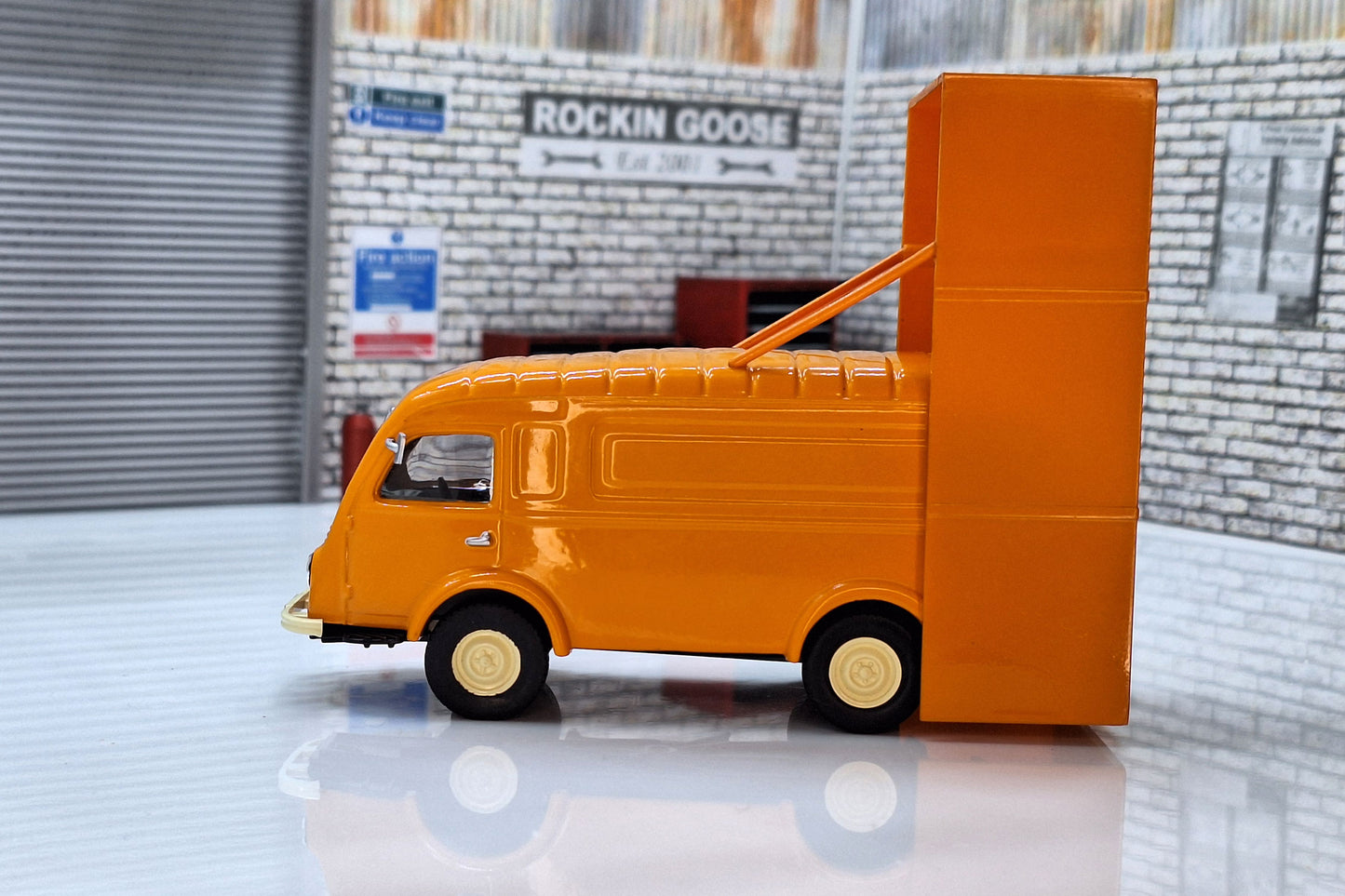 Renault 1000 Kg Van Series DDE Road Maintenance 1964 1:43 Scale Model