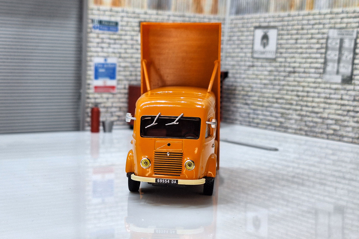 Renault 1000 Kg Van Series DDE Road Maintenance 1964 1:43 Scale Model