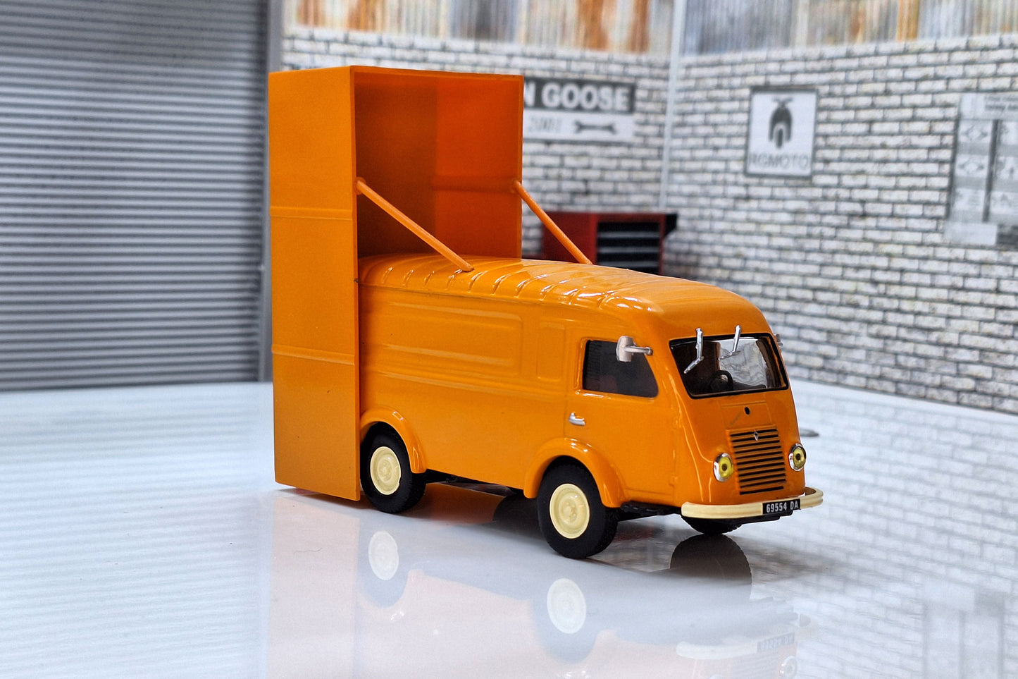 Renault 1000 Kg Van Series DDE Road Maintenance 1964 1:43 Scale Model