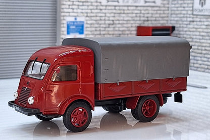 Renault 2 Tonnes Tarpaulin Covered Van 1:43 Scale Model