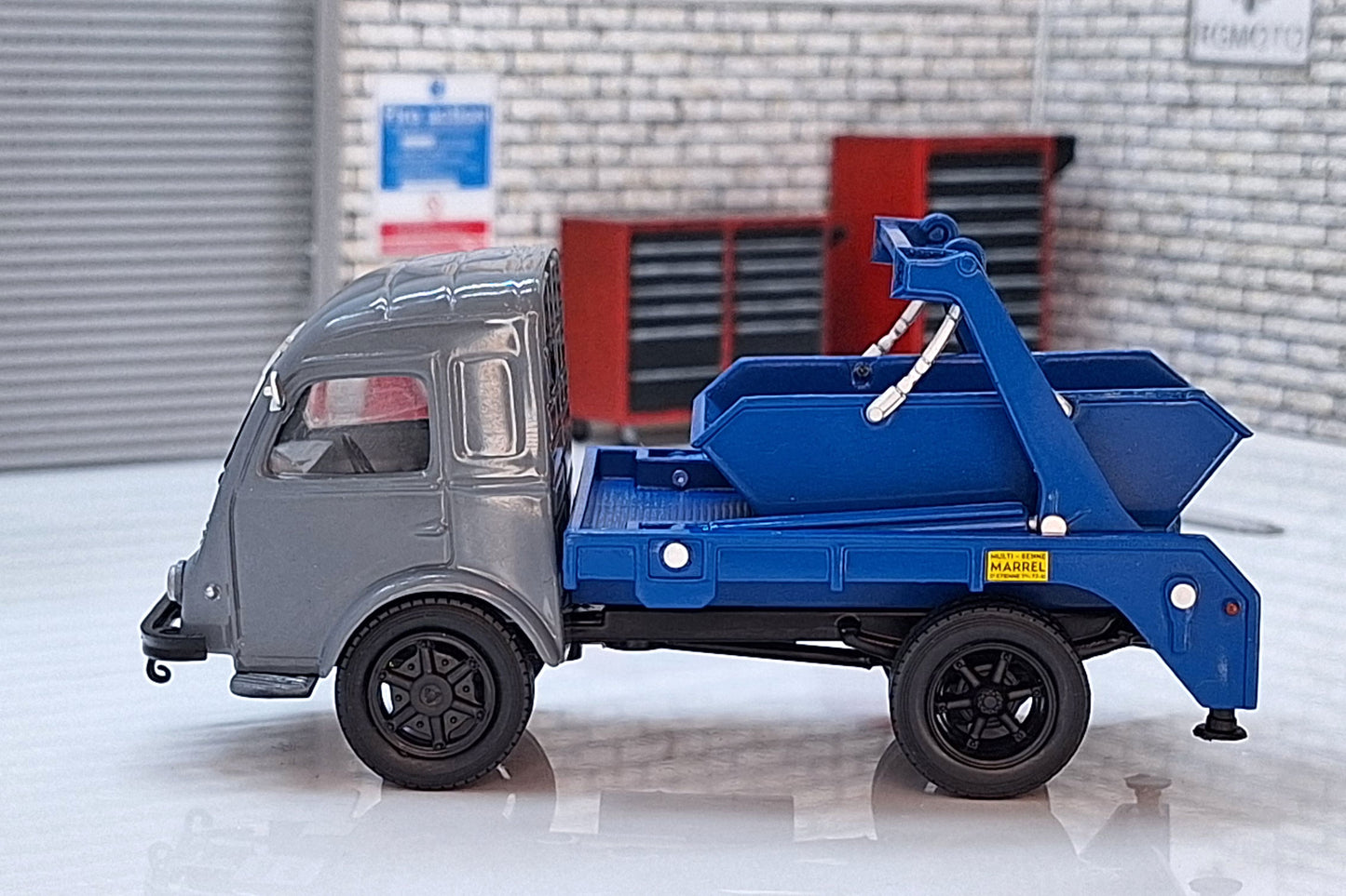 Renault 2.5 Ton Skip Truck 19561:43 Scale Model