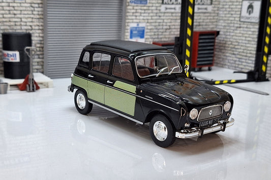 Renault 4L Parisienne - 1966 1:24 Scale in Display Case