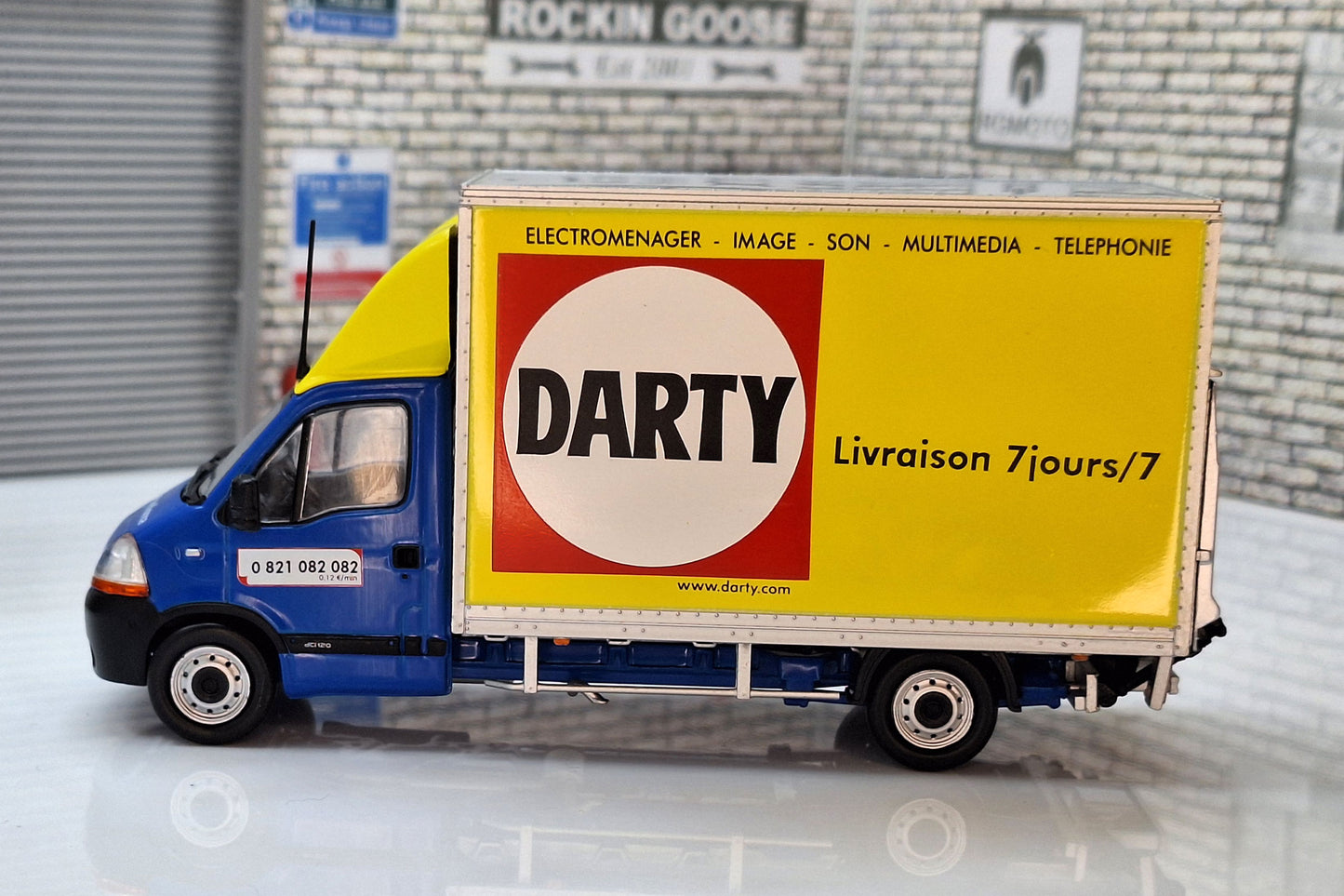 Renault Master 2 Van Darty 2009 1:43 Scale Model