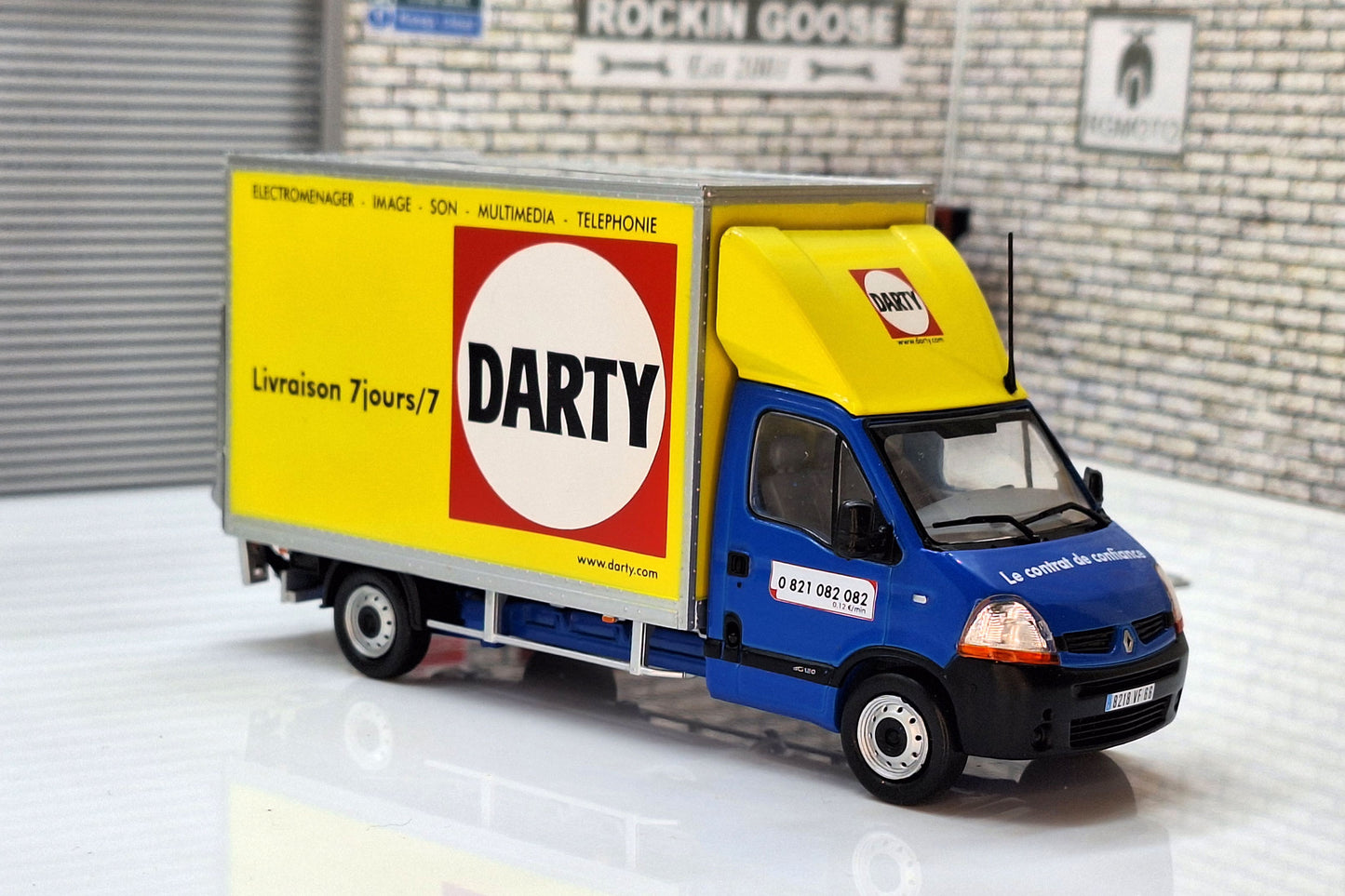 Renault Master 2 Van Darty 2009 1:43 Scale Model