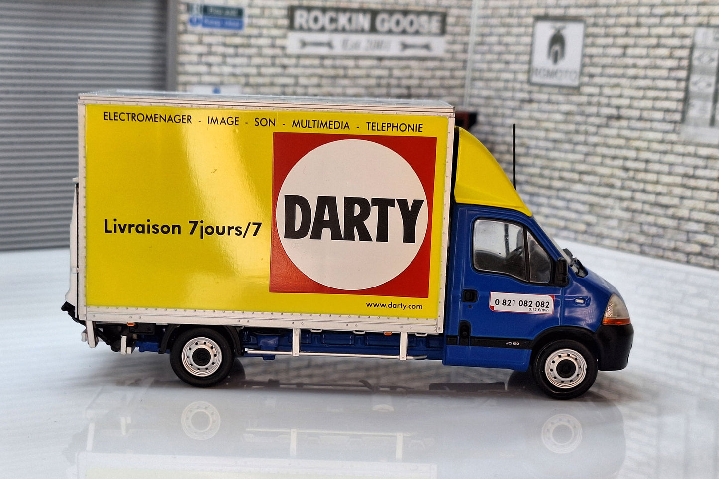 Renault Master 2 Van Darty 2009 1:43 Scale Model