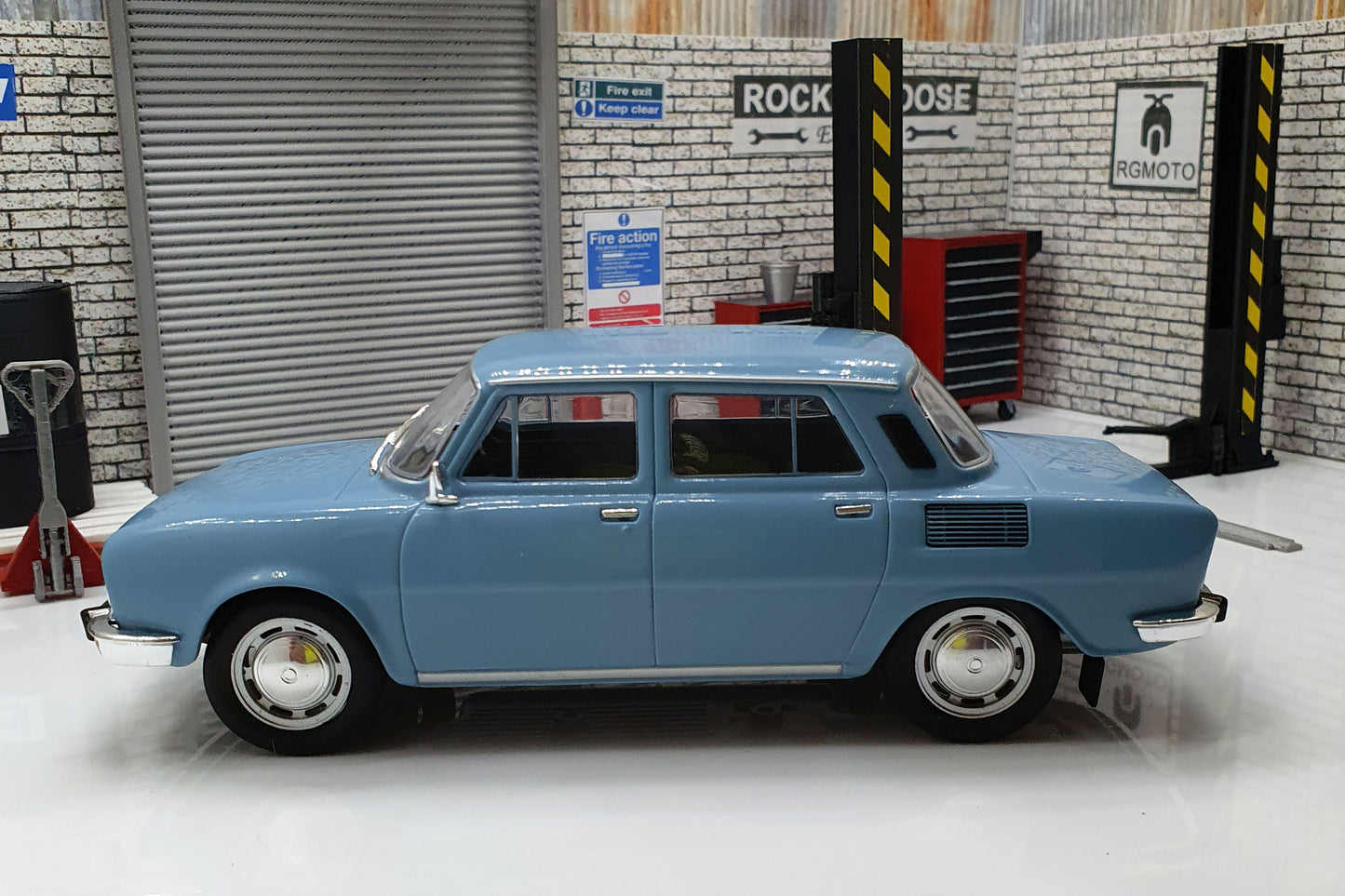 Skoda 100L 1974 - Blue 1:24 Scale