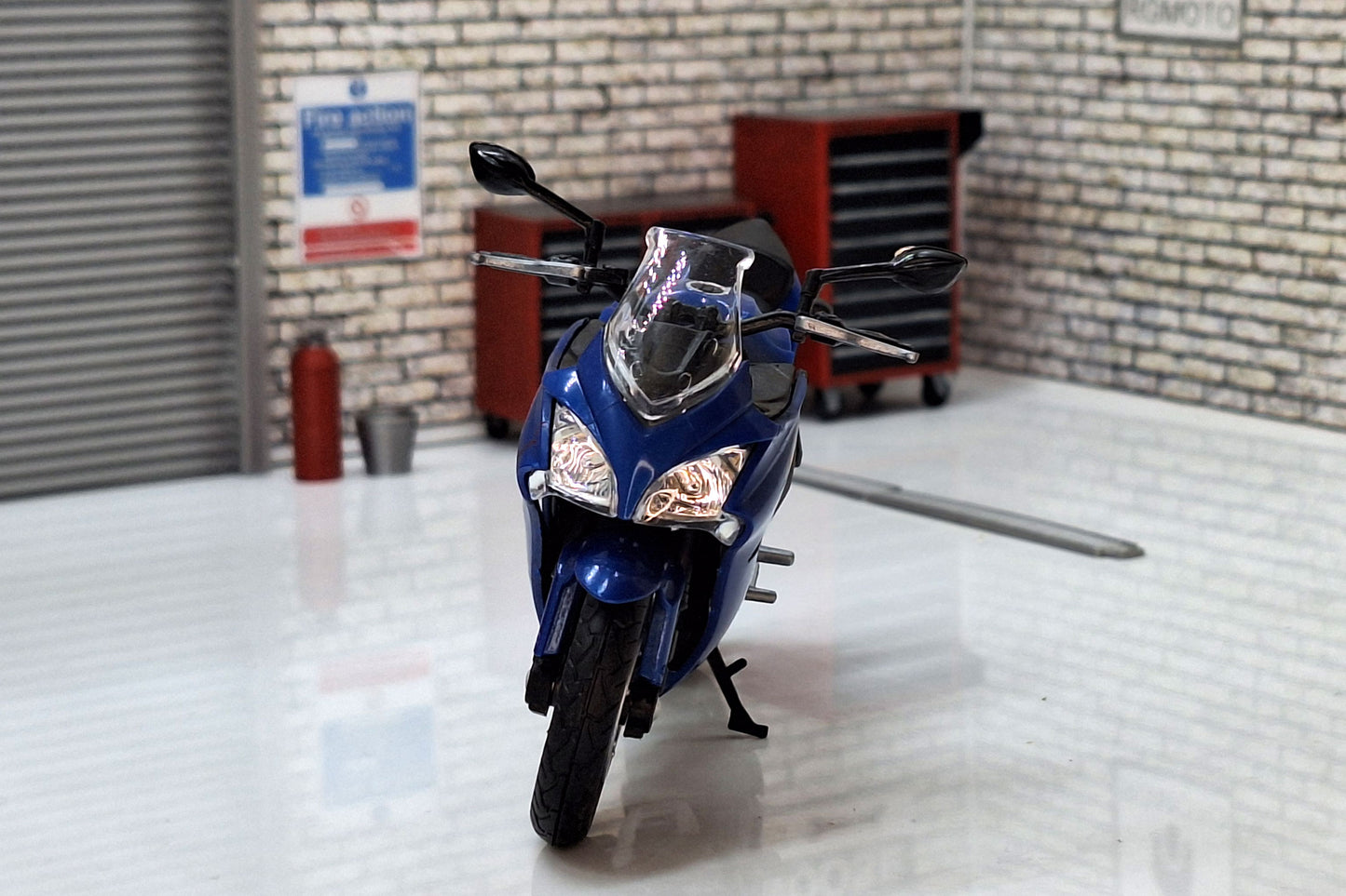 Suzuki 2017 GSX-S1000F Blue/Black 1:18 Scale