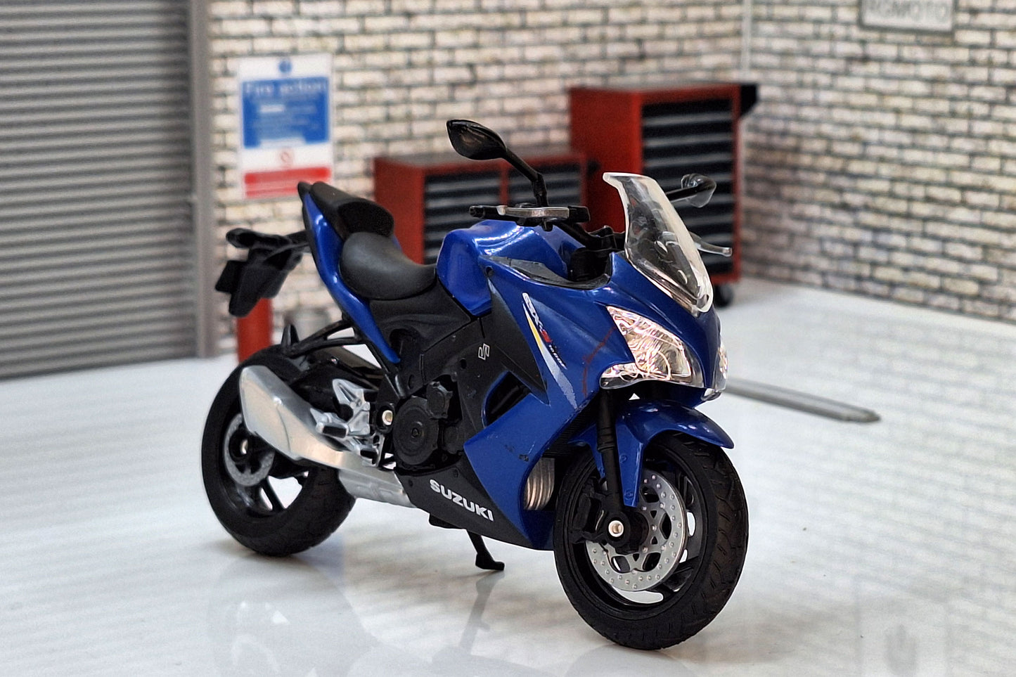 Suzuki 2017 GSX-S1000F Blue/Black 1:18 Scale