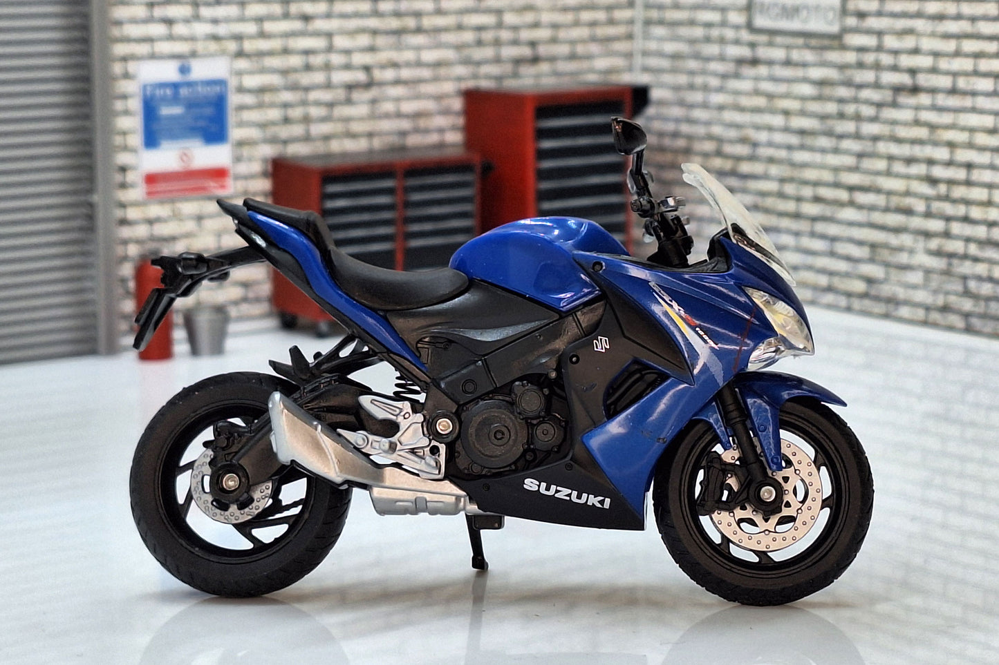 Suzuki 2017 GSX-S1000F Blue/Black 1:18 Scale