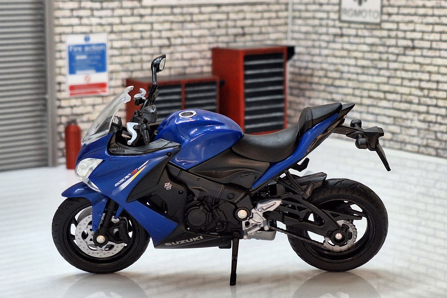 Suzuki 2017 GSX-S1000F Blue/Black 1:18 Scale