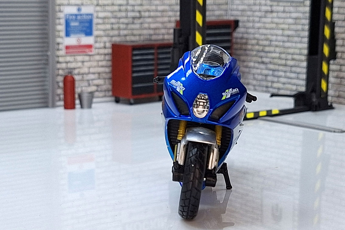 Suzuki GSX-R1000 R 2021 Silver/Blue 1:18 Scale