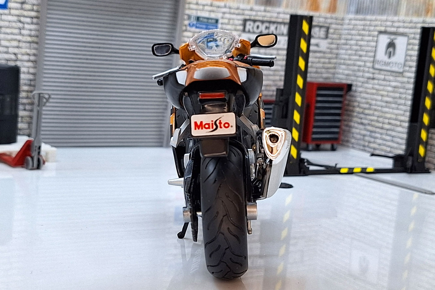 Suzuki GSX R1000 Gold 1:12 Scale