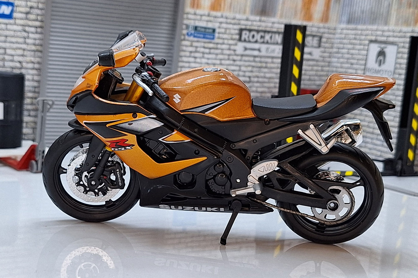 Suzuki GSX R1000 Gold 1:12 Scale