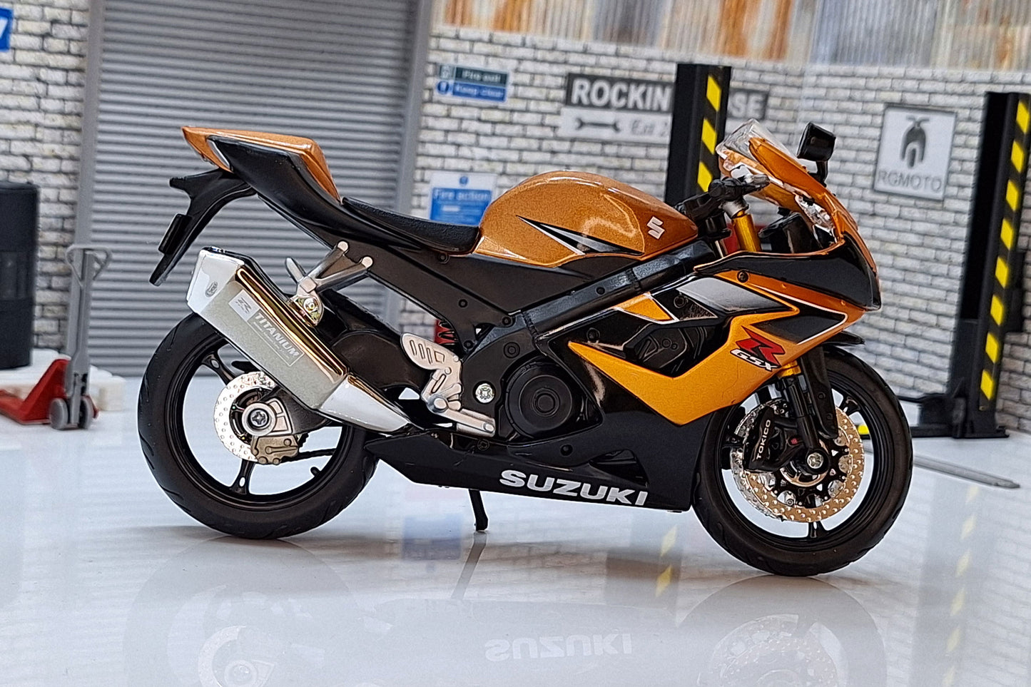 Suzuki GSX R1000 Gold 1:12 Scale