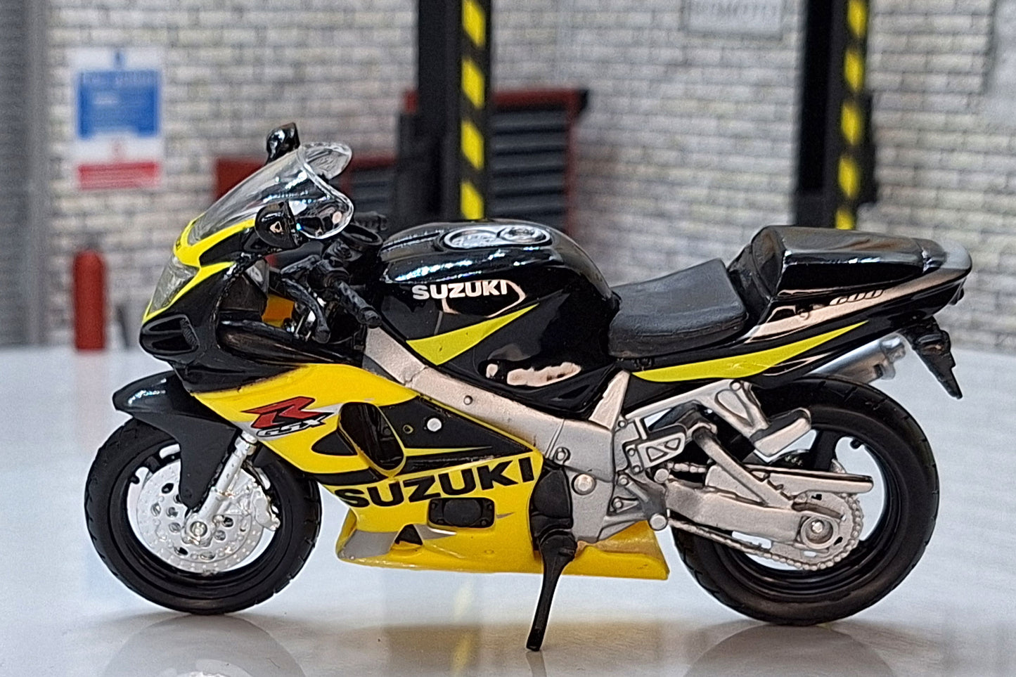 Suzuki GSX-R600 1:18 Scale Motorcycle Yellow/black