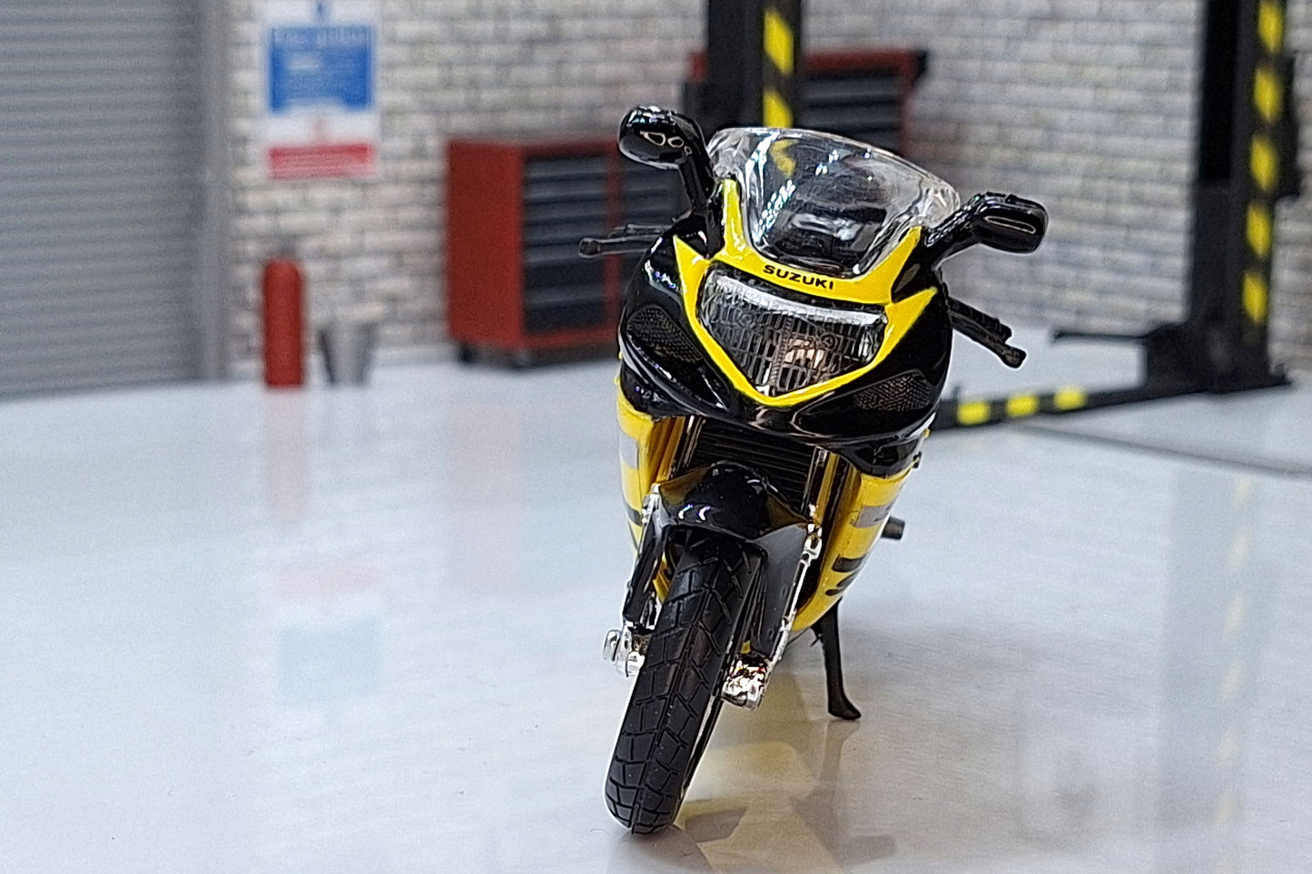 Suzuki GSX-R600 1:18 Scale Motorcycle Yellow/black