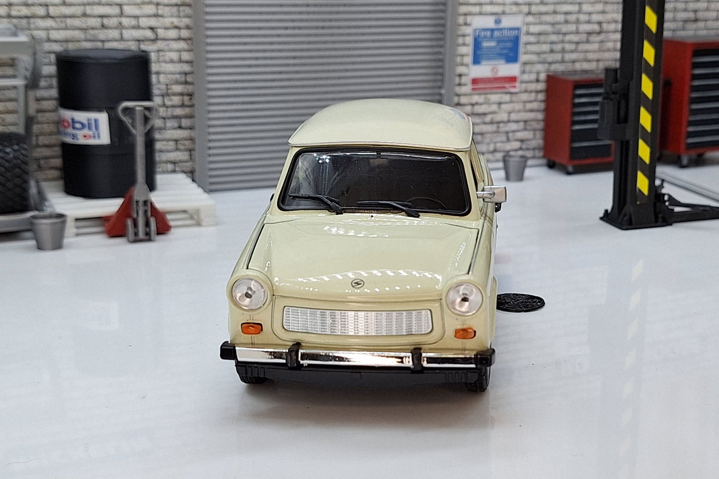 Trabant 601 Beige 1:24 Scale Car Model