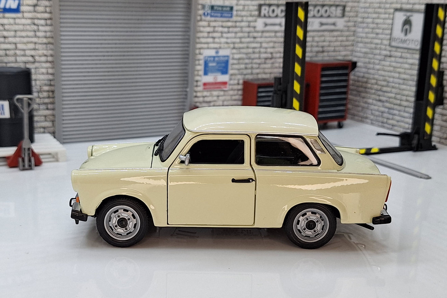 Trabant 601 Beige 1:24 Scale Car Model