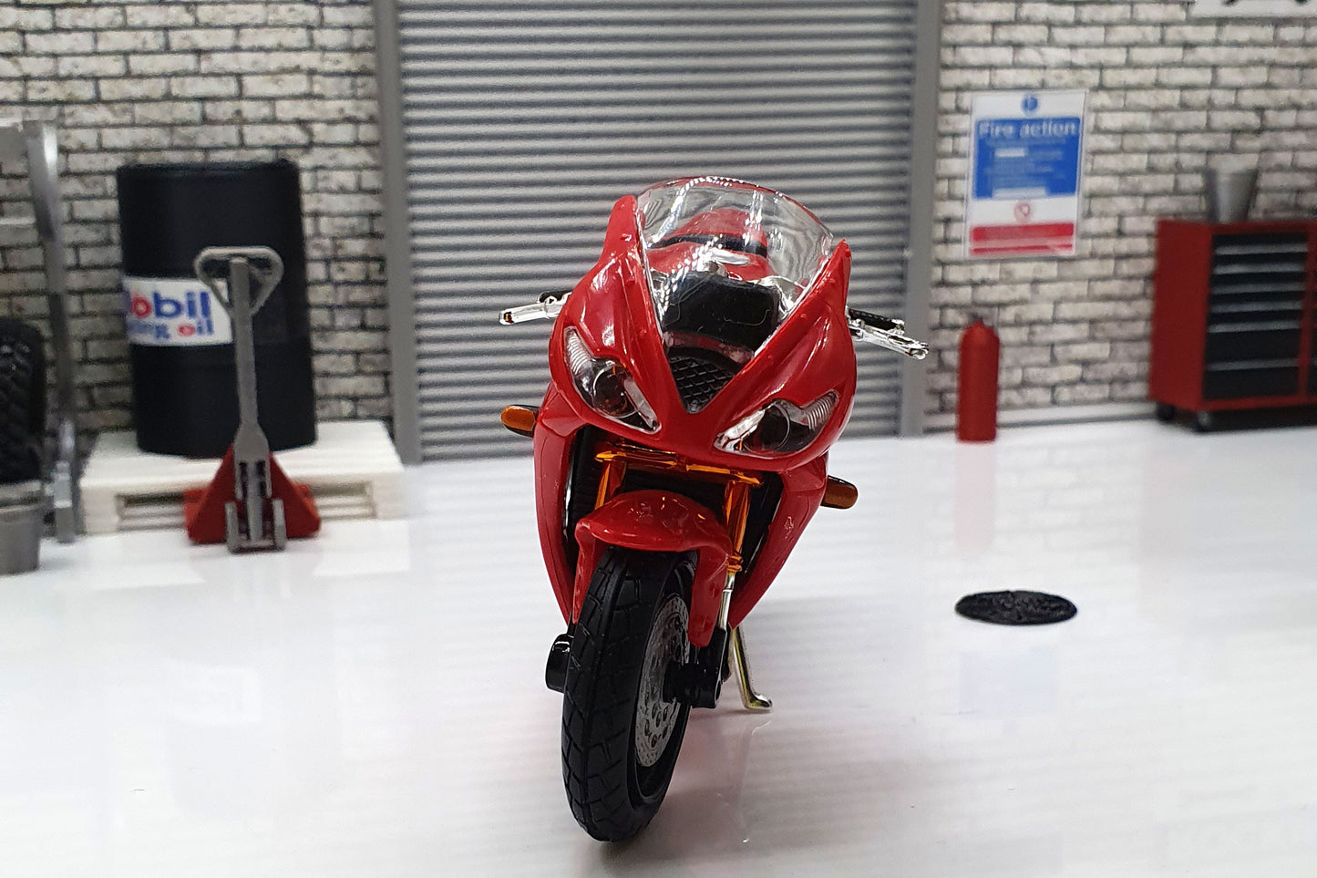 Triumph Daytona 675 - Red 1:18 Scale Model Bike